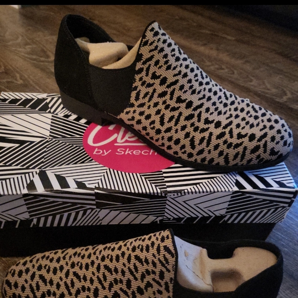 Cleo's by Skechers